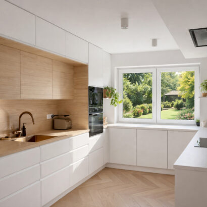 Moderne Küche mit Holzdetails und Fenster